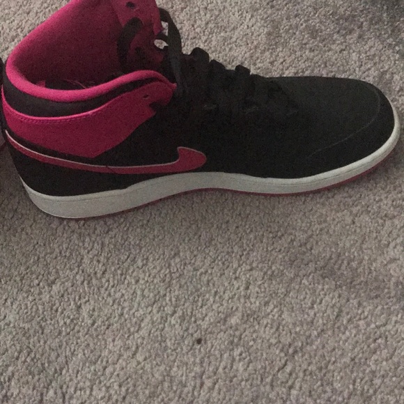 I am selling a pair of Jordan’s. - Picture 2 of 7